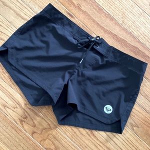 ROXY shorts size BLACK. Medium